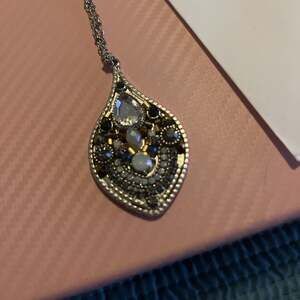 Vintage Gold Tone Knotted Curb Chain Necklace With Rhinestone Encrusted Teardrop